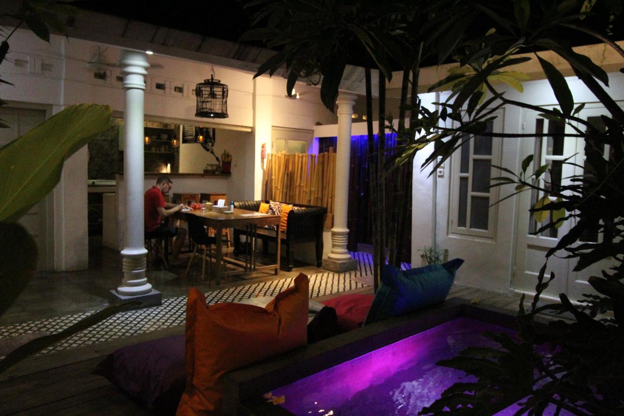 The Patio Yogya Apartment ยอกยาการ์ตา ภายนอก รูปภาพ