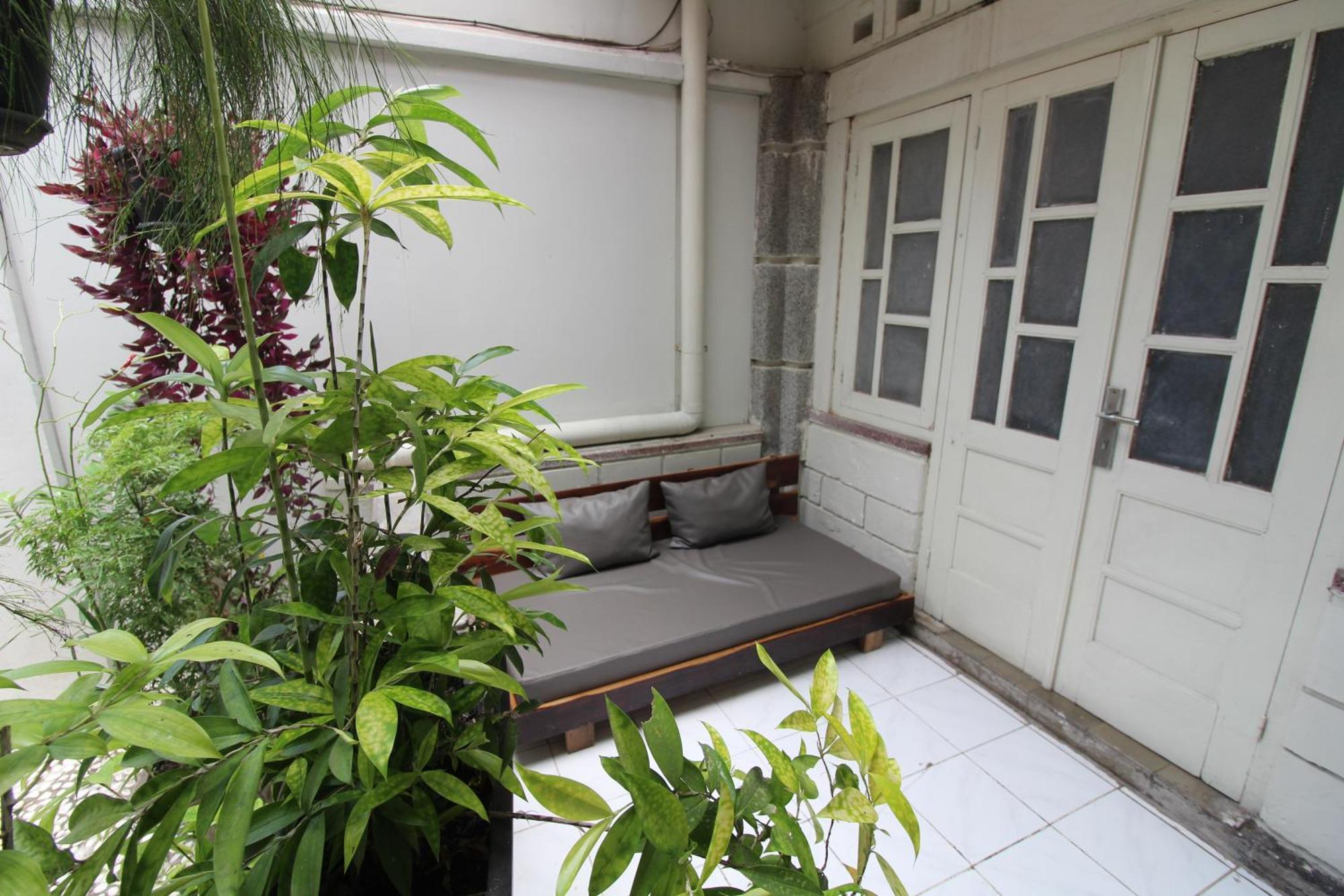The Patio Yogya Apartment ยอกยาการ์ตา ภายนอก รูปภาพ