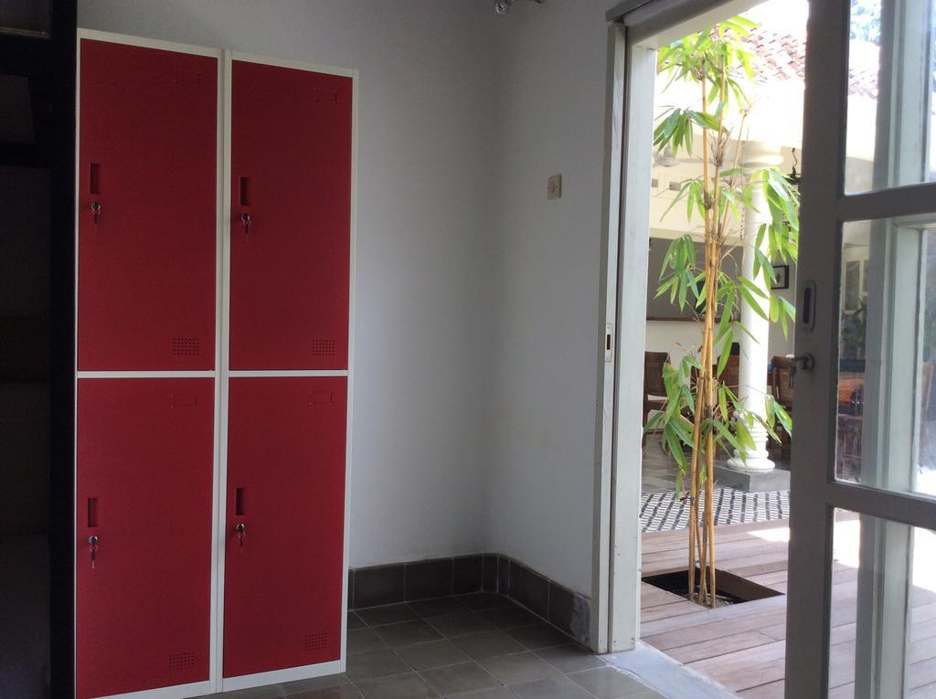 The Patio Yogya Apartment ยอกยาการ์ตา ภายนอก รูปภาพ